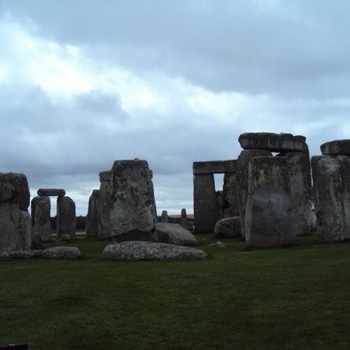 イングランドの古代遺跡: イングランドの 10 件の古代遺跡をチェック 