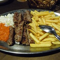 Cevapcici con salsa di peperoni cipolle e patate fritte