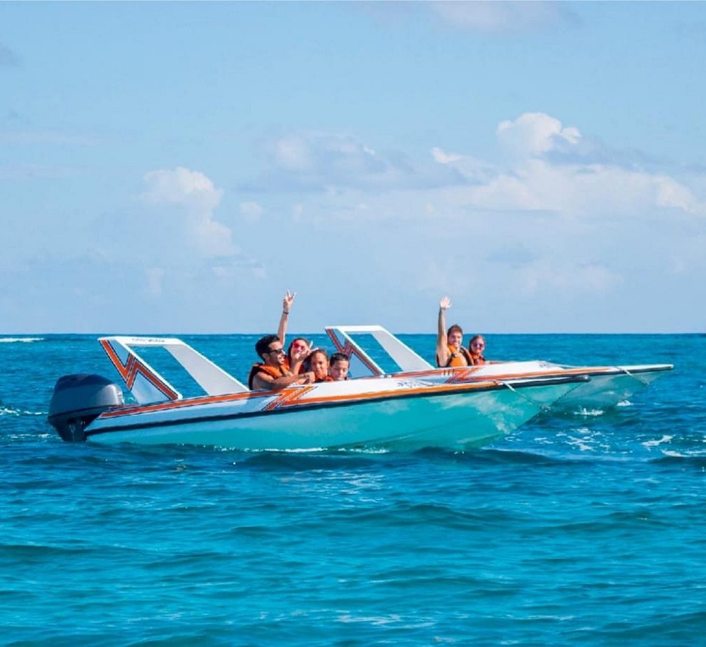 cancun tourist boat