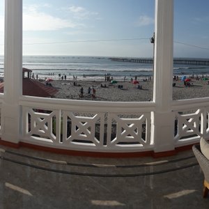TERRAZA CON VISTA AL MAR DESDE LA RECEPCION DEL HOTEL.