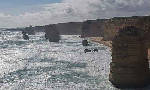 Another photo taken along The Great Ocean Road (February 2019). My two brothers took turn driving us all, in our rented car, from Melbourne, along the whole Great Ocean Road route, stopping quite many times for photos, lunch, high tea as well as dinner in Geelong, on the way back. It was certainly a most eventful and memorable day, indeed. *Happy Sunday* to all of you and cheers!✌