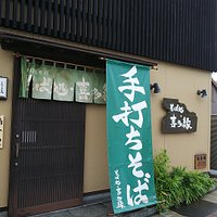 こじんまりとしたお店の入り口。駐車場は店から少し離れたところにある。