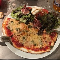 Mon assiette : 1/2 pizza / salade variée italienne (pâte et ingrédients excellents)