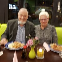 Mann freut sich auf die leckeren Speisen. Auch gewünschte sehr kühle Cola wurde gereicht.