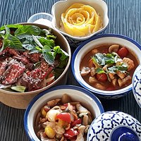 salade de boeuf, poulet cacahuetes, soupe tum yam et riz gluant à la mangue