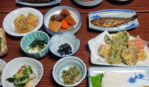 夕食　個人別の皿の他に漬物･キンピラなども。イワタケの胡麻和え：初めて食べました。品数が多くどれもおいしかったです。