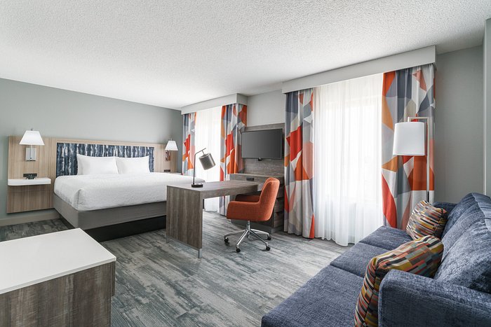The King Studio suite comes complete with a sofa bed, wet bar, and plush king bed.
