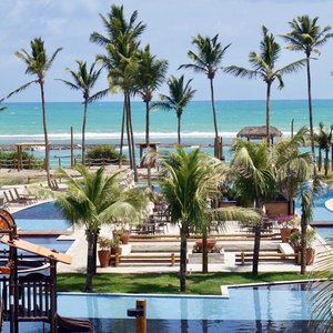 Um Resort com vista para o paraíso, localizado a beira mar do melhor e mais bonito trecho da praia de Muro Alto Porto de Galinhas, praia de areias brancas com um mar repleto de piscinas  naturais com água mansa, morna e cristalinas definem o cenário do Samoa Beach Resort. 