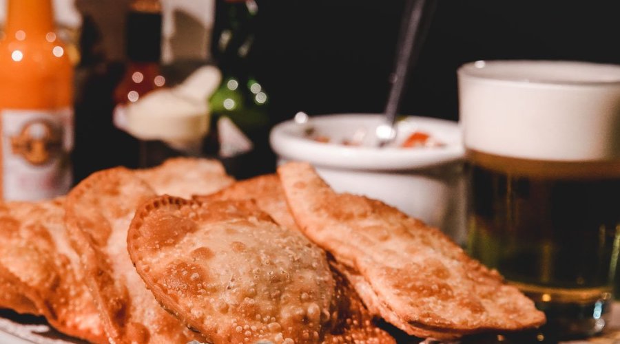 
Nossa porção de pastéis sequinhos e crocantes, perfeito para compartilhar com a galera no happy hour!


