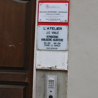 Au numéro 15 se trouve la boutique Yves Rocher, mais je n’ai pas vu de peintre !