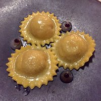 Ravioles de foie gras, réduction au cidre, perles de balsamique