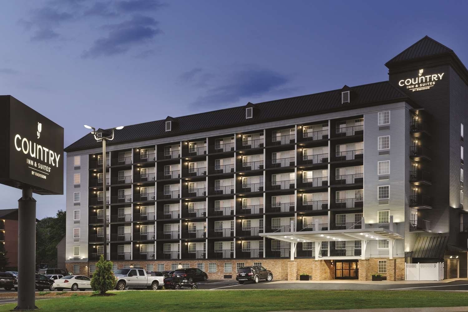 COUNTRY INN SUITES BY RADISSON PIGEON FORGE SOUTH TN 74 1 0 5   Hotel Exterior Evening 