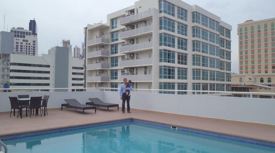 La piscina se encuentra en la azotea del edificio