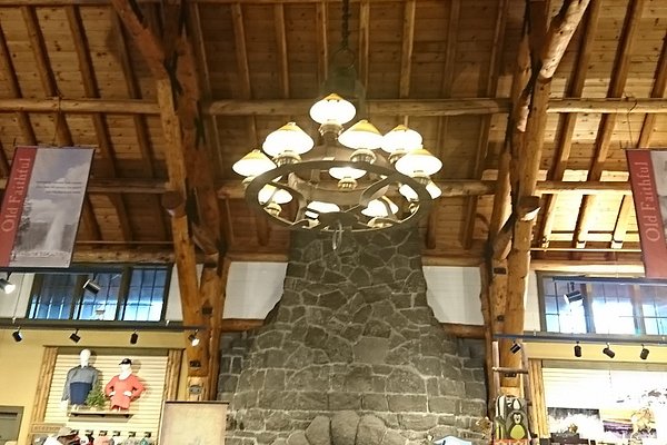 Old-Faithful-Snow-Lodge-Gift-Shop