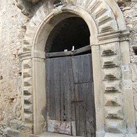 Il portale prima del restauro.