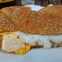 Panino con uovo strapazzato
