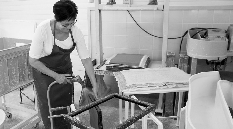 Sirpa Kivilompolo paperistudiossa, mymadepaper