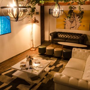 Sala de recepción del Hotel, espacio para compartir con los amigos, tomar una copa, escuchar música , escuchar historias de villa de Leyva y sus alrededores y jugar juegos de mesa 