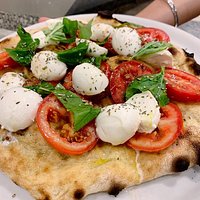 Focaccia bianca, mozzarella di bufala, pomodoro fresco.