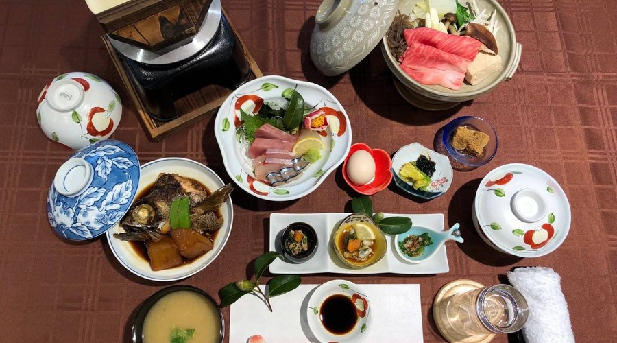 おまかせコース（4400円）3種珍味・　刺身盛り・むつ煮つけ
五島牛すき焼き・茶碗蒸し・幾久山米ご飯・魚味噌汁・デザート
（季節や天候で内容が変わります)