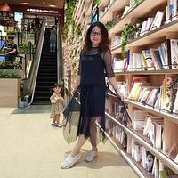 巨大書牆,中間階梯式劇場風格閱讀空間,營造出森林圖書館
