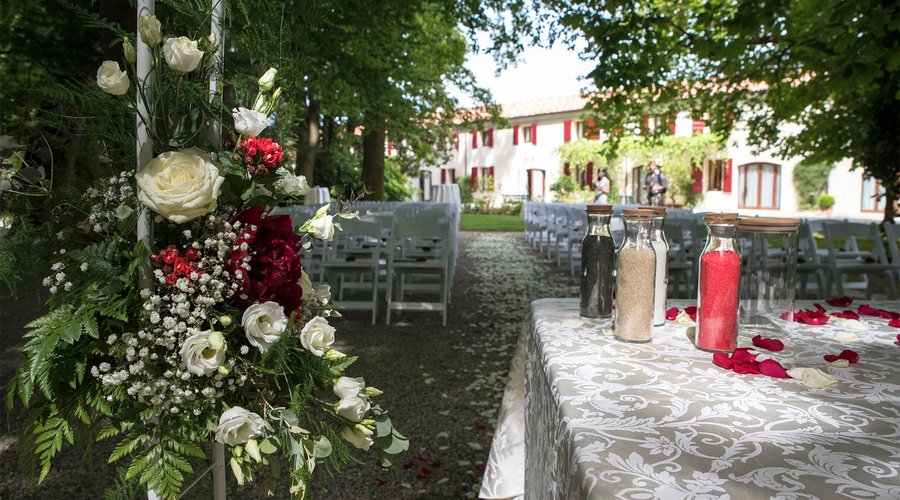 Il tuo rito civile all'aperto.
In caso di pioggia disponiamo di una soluzione altrettanto suggestiva nel salone della villa antica. 