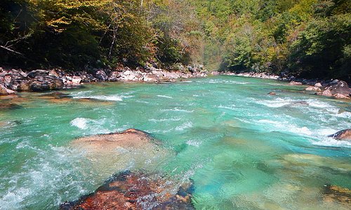 Это река Тара на Севере Черногории, там именно происходит рафтинг и сплав.