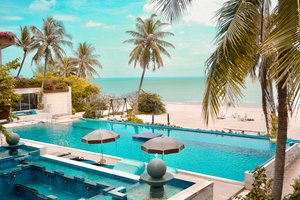 Pool & Beach