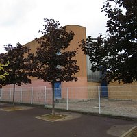 Le gymnase Tennis Club et la double porte métallique bleue