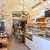 Situata nei pressi della storica Chiesa di Santa Maria Vetere, la pizzeria Mr Pizza ha da poco rinnovato il suo look: un ampio spazio luminoso accoglie e invita all’assaggio. Nel periodo estivo, Mr Pizza dispone di uno spazio coperto all’esterno per godersi una buona pizza nella frescura della sera.