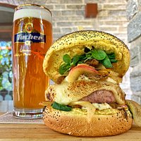 Monaco Burger: vitello e guancetta di maiale azienda agricola Bonacina, formaggio Allgäuer Emmental DOP tedesco, mela e uvetta spadellate, songino, mayo senapata e pane alla zucca con semi di papavero.