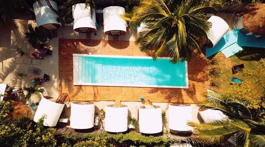Nuestras habitaciones con vista a la piscina y en la aparte de atras nuestros baños.
Cada 2 habitaciones comparten un baño.
