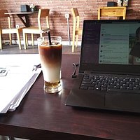 Suasana tenang dan nyaman cocok buat kumpul dan bekerja