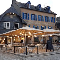 Notre bâtisse du 16ème siècle sur la place des résistants et fusillés, au Faou. Avec superbe terrasse !
