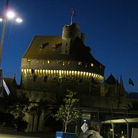 Le donjon du château de Saint-Malo illuminé la nuit