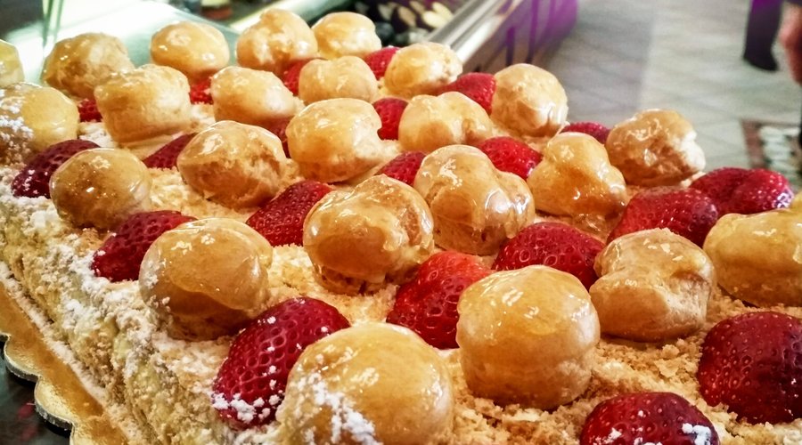 Saint honoré with strawberries. Η σπεσιαλιτέ μας με φράουλες κομμένη σε ατομικα κομμάτια