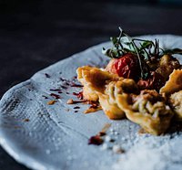 Cappellacci ripieni di ricotta, spinaci e prosciutto crudo saltati nel soffritto mantovano
