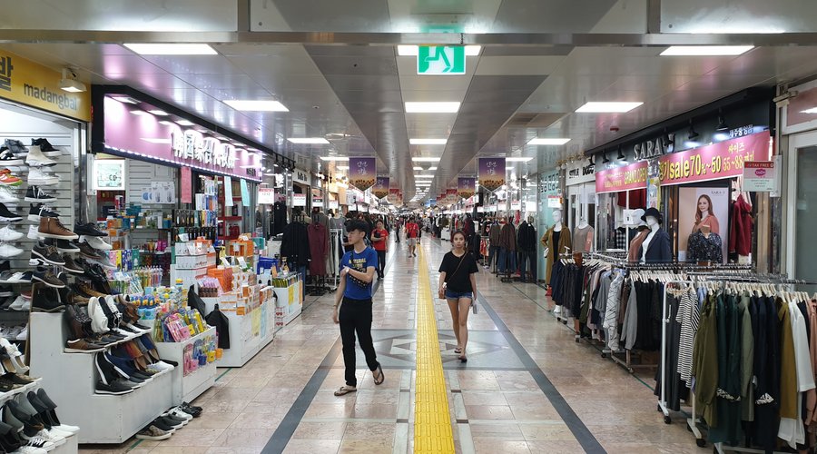 ซื้อเสื้อผ้าค่ะ