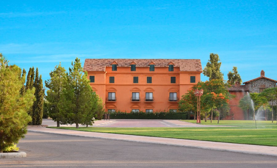 Localizado en los jardines mas bellos de Hermosillo, con seguridad las 24 hrs, acceso controlado, cientos de aves en su habitad natural seguro te enamoraras de Hotel Boutique Villa Toscana. 