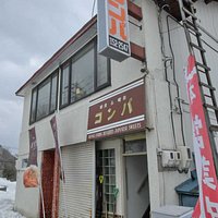 狭く急な階段を上がった2階がお店