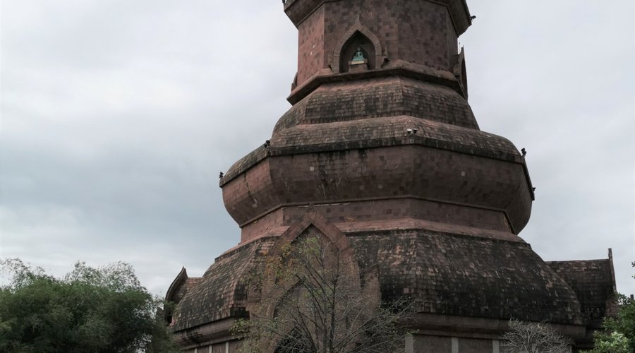 De tempel van buitenaf in werkelijkheid van binnen veel imposanter