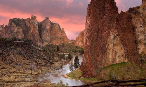 Smith Rock State Park - американский государственный парк, расположенный в центральной пустыне штата Орегон