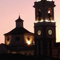 Exterior iglesia y su campanario iluminado.