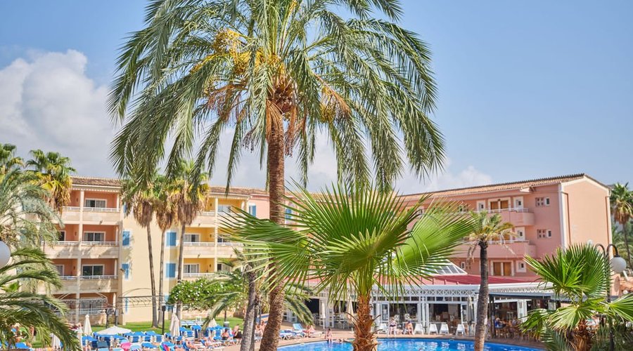 Hotel, piscina y jardín