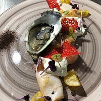 Calamari scottati con burrata ostriche e liquirizia