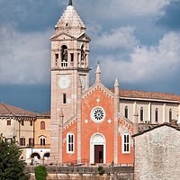 La chiesa, dedicata a San Giovanni Battista, fu eretta nel 1485 su di una precedente cappella esistente già nel 1435. La chiesa ospita tuttora al proprio interno un prestigioso battistero ottagonale a coppa in marmo rosso ammonitico eseguito nel 1533 da M.° Giacomo Martiri.