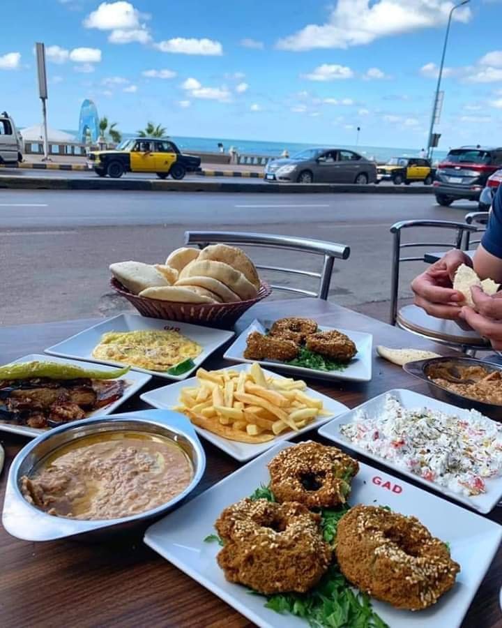 أفضل ١٠ مطاعم في اسكندرية: تجربة لا تُنسى في عالم النكهات - تأثير الثقافات المختلفة على المأكولات الإسكندرانية