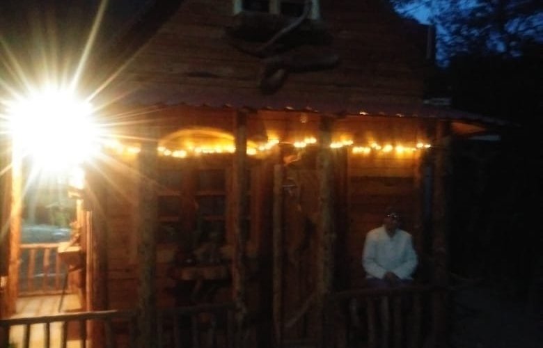 Así se ve la cabaña por la noche
