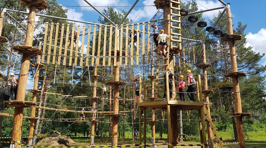 12m hög Höghöjdsbana med 3 olika nivåer vilket gör att ni är tillsammans med era vänner vilken nivå ni än väljer. Spännande och utmanande adrenalin kick för alla.