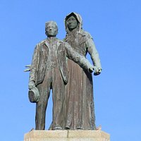 Ce monument représente une mère Corse offrant son troisième enfant à la patrie.